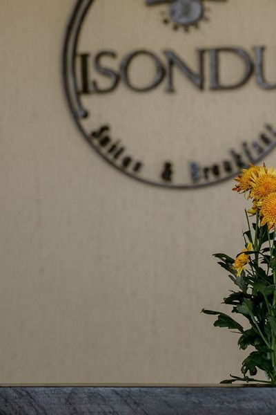 Isondu Suites & Breakfast