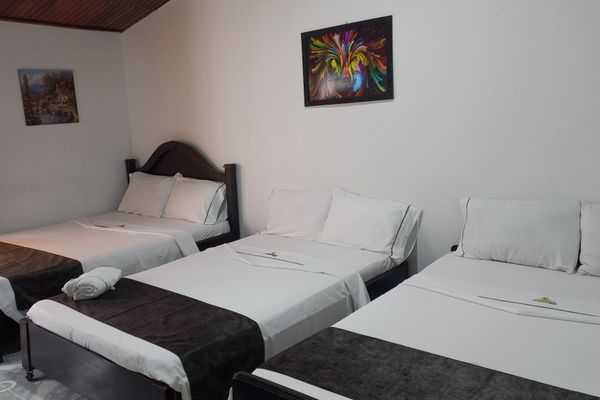 HABITACIÓN TRES CAMAS CON AIRE