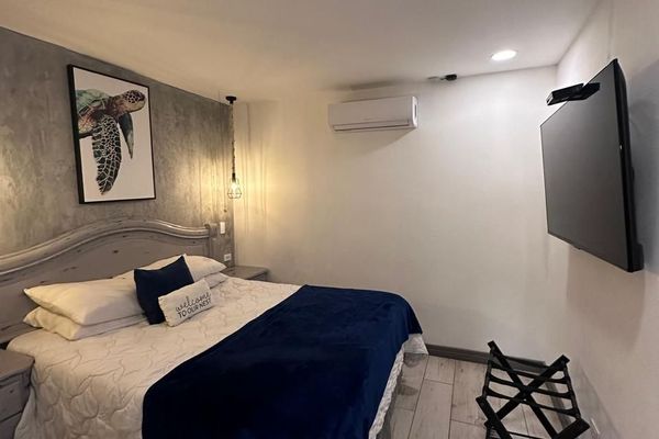 1 Queen bed / Smart Room