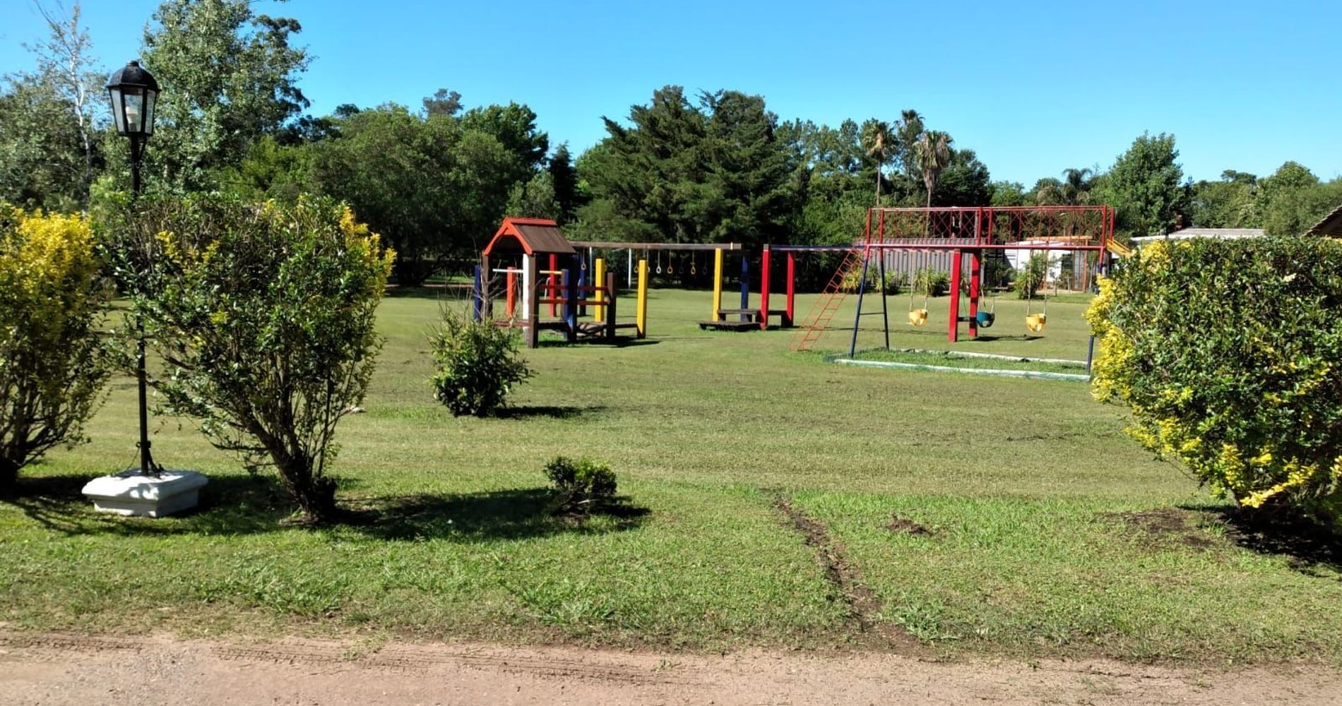 Jardín con juegos de plaza