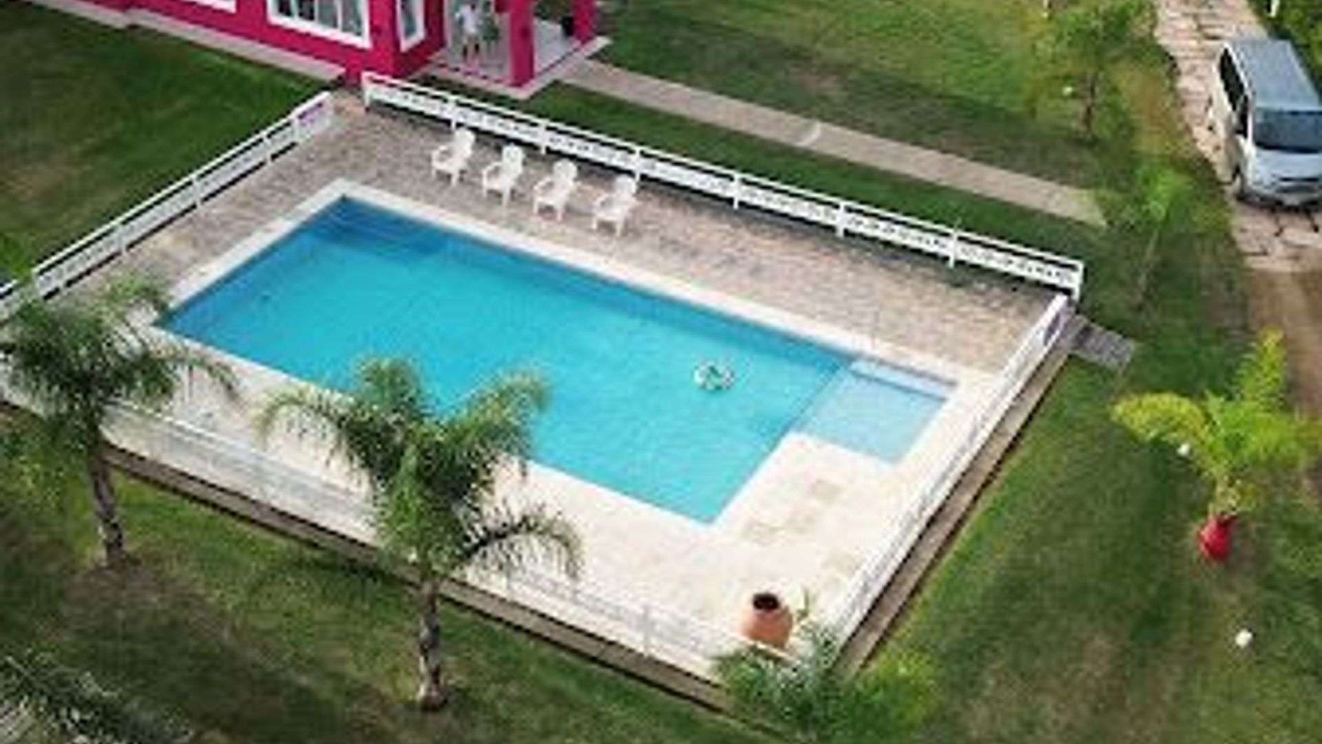 Piscina 12 metros de largo por 6 m de ancho con solarium en su alrededor.  
Profundidad desde 0.90 cm a 1.6 cm