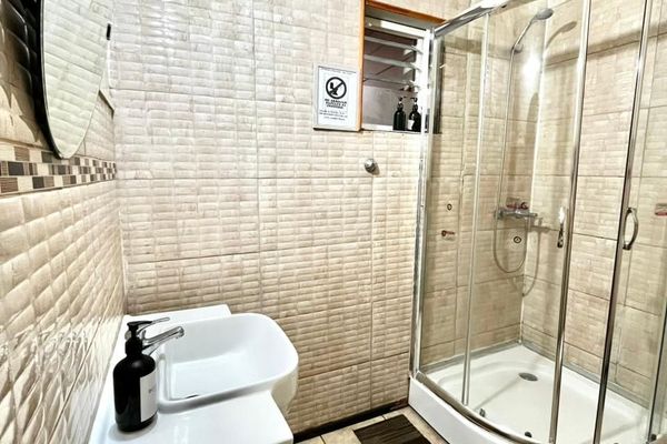 Habitación triple con baño compartido