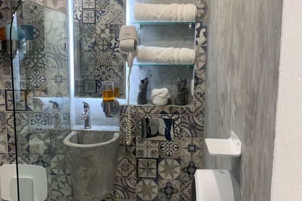 1 Queen bed / Smart Room