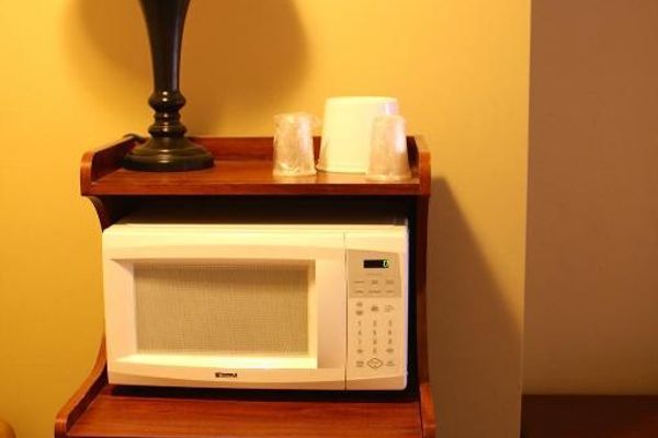 Habitación con 1 cama grande y 2 camas dobles