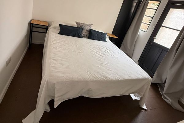 Habitación con cama matrimonial, luz natural y salida directa al patio interior. Un espacio cómodo, con decoración simple y funcional, ideal para descansar con privacidad y tranquilidad. Además, es pet friendly, así que puedes traer a tu mascota.