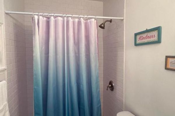 Habitación Doble Estándar Privada con cama grande y baño