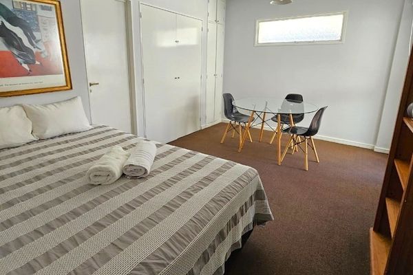 Monoambiente con pequeño patio privado sobre Avenida Santa Fe, Palermo [Edificio Mediterraneo]