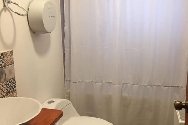 Habitación matrimonial con baño compartido