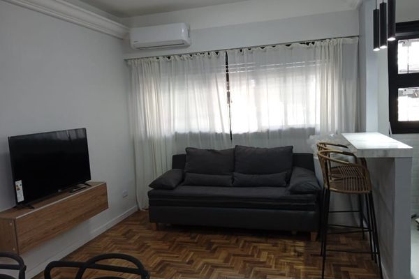 Depto en la zona de Once, ideal para compras.