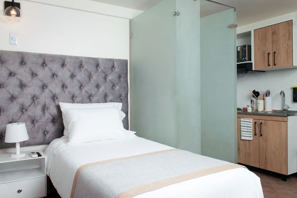 BOGOTÁ SEDE 1- 102 Habitación con cocina y baño privado 