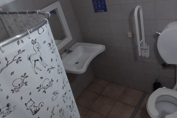 Cama en habitación cuádruple compartida con baño compartido