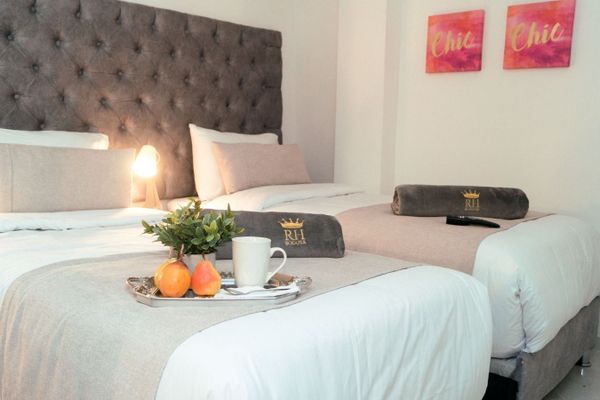 En este acogedor espacio, encontrarás camas diseñadas para brindarte el máximo confort y bienestar. Con un suave colchón y ropa de cama de alta calidad, te garantizamos un experiencia de descanso excepcional que te dejará renovado.