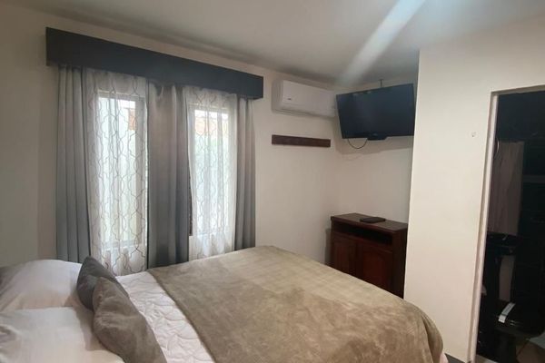 1 Queen Bed / Guest Room