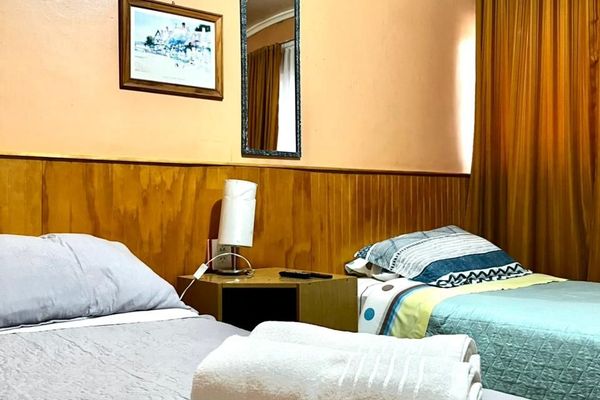 Habitación triple con baño privado fuera de la habitación