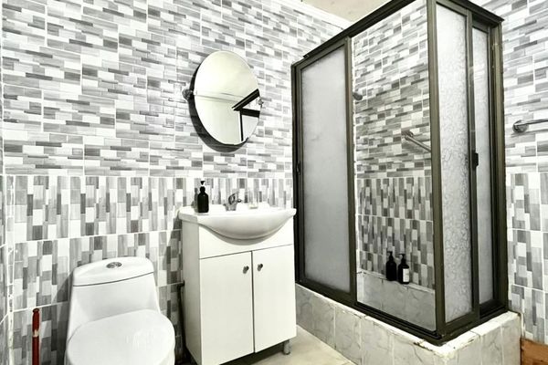 Habitación doble en baño privado con entrada independiente