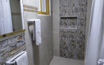 YellowHomeProvidence - BAÑOS BÚNKER, CÉLULAS DE VIDA