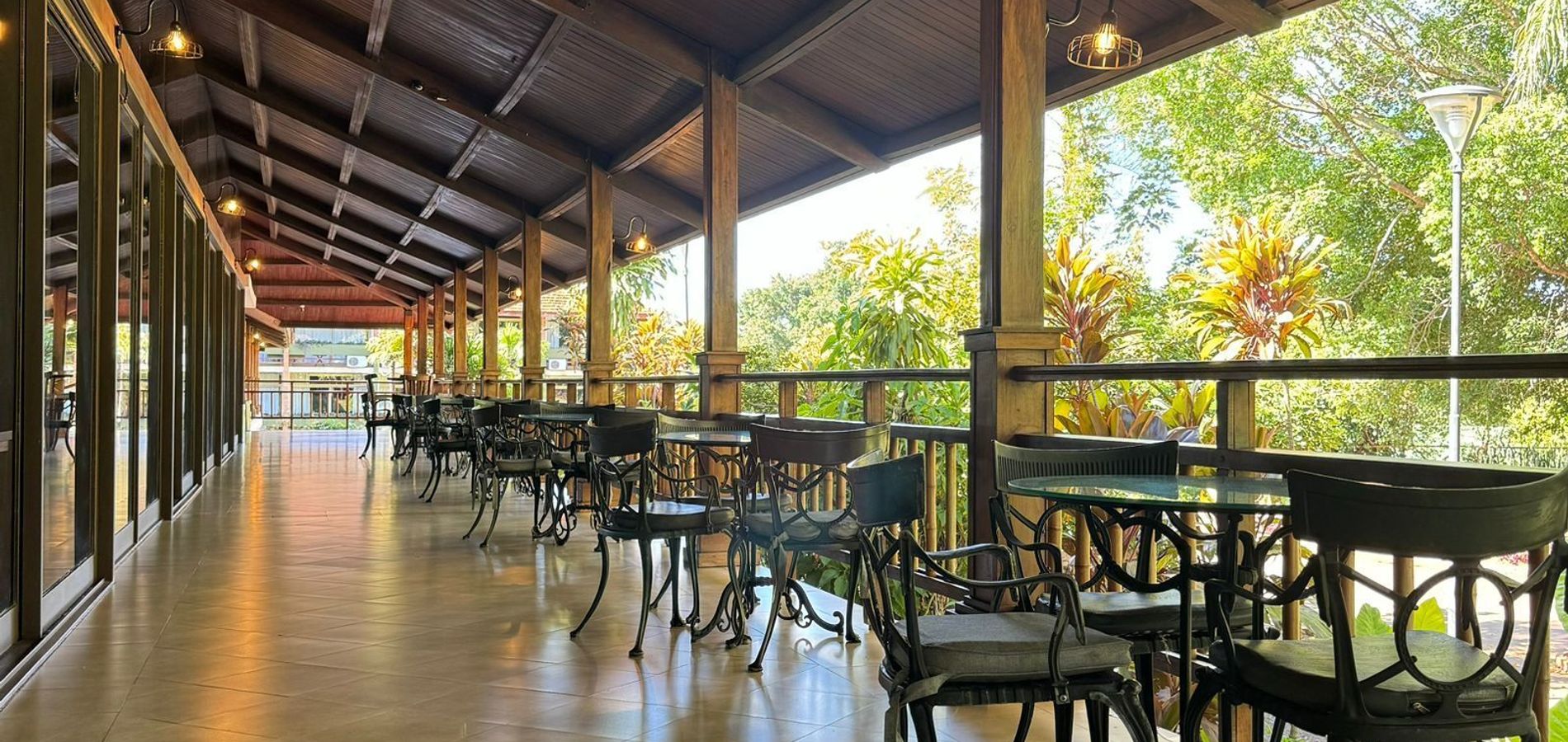 Raíces Esturión Hotel