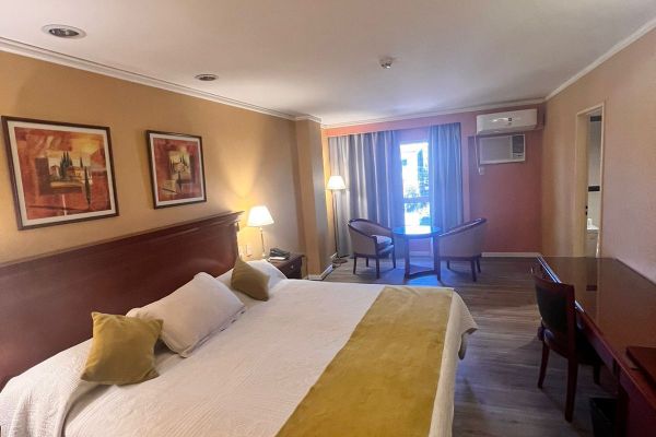 Lujo Doble ( matrimonial , tarifa para dos adultos y un menor de 6 años )