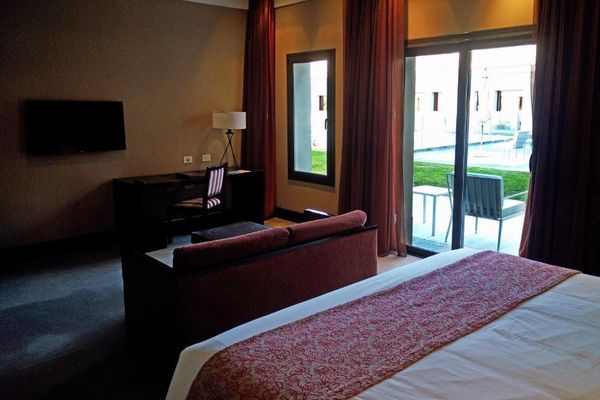 Habitación superior con cama extragrande y vistas a la piscina