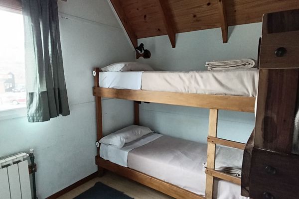 Cama en dormitorio mixto compartido