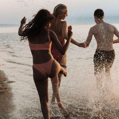 🏖️ Verano con beneficio exclusivo: ¡tu carpa en Zhen Club de Playa está incluida! ☀️