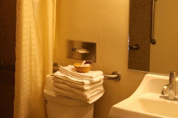 Habitación con 1 cama grande y 2 camas dobles