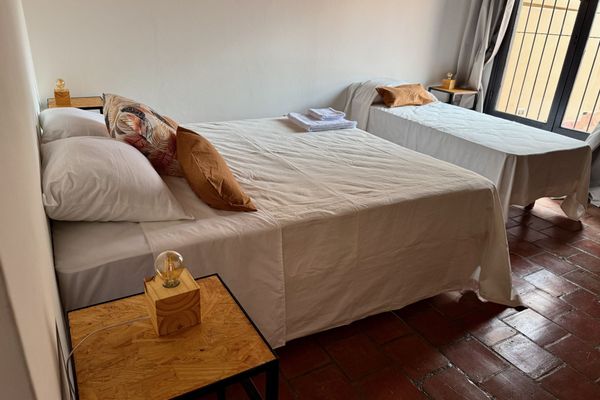 Descansa con una vista única a la emblemática Iglesia de San Francisco. Disfruta de una habitación cómoda, luminosa y con estilo, ideal para vivir el corazón histórico de la ciudad.