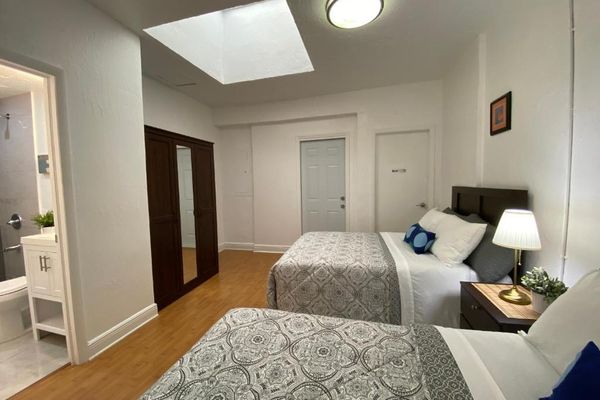 Habitación Doble Privada con cama grande y baño