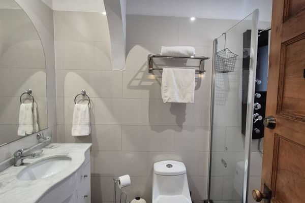 Habitación Doble o Triple con balcón y baño privado externo
