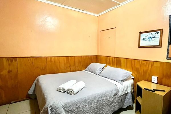 Habitación triple con baño privado fuera de la habitación