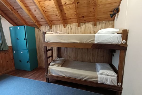 Cama en dormitorio mixto compartido