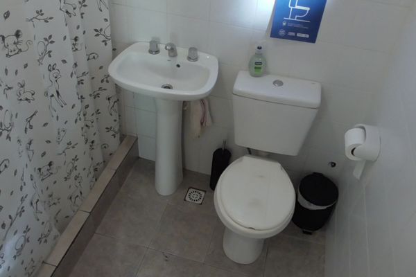 Cama en habitacion triple compartida/ con baños compartidas