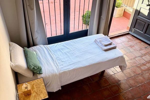Una de las camas individuales se encuentra junto a la puerta-ventana con salida a la terraza, permitiendo disfrutar de abundante luz natural y una agradable ventilación durante el día.