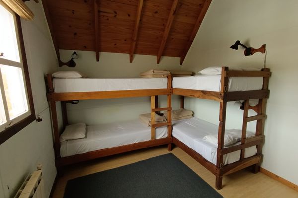 Cama en dormitorio mixto compartido