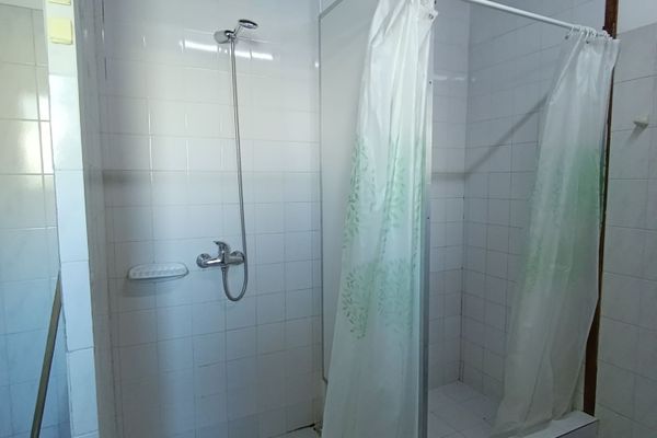 Cama en dormitorio mixto compartido