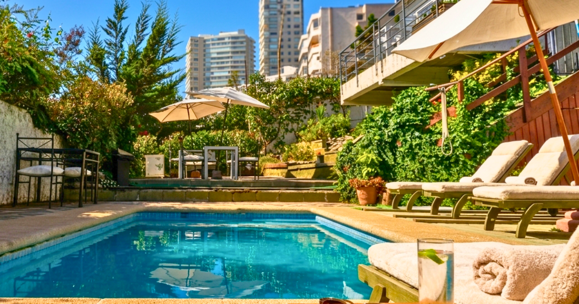 Piscina, puedes relajarte y además pedir coctelería o comida directo a la piscina.