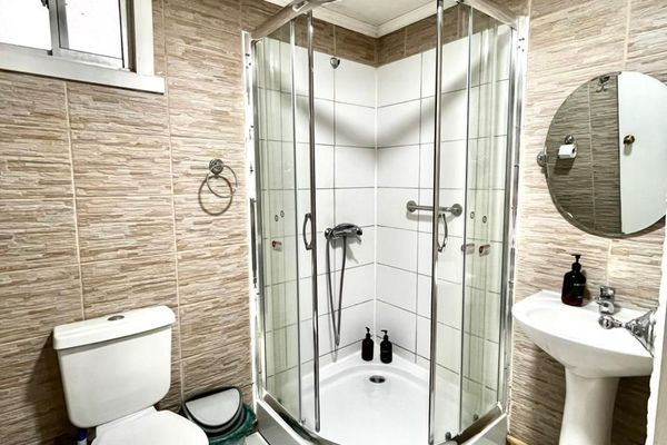 Habitación doble con cama king en baño privado