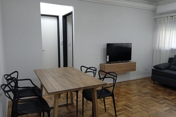 Depto en la zona de Once, ideal para compras.