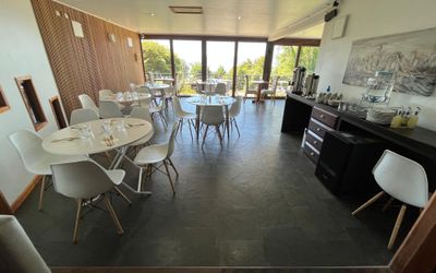 HotelBordeluz - 🌅 Comedor con vista al lago