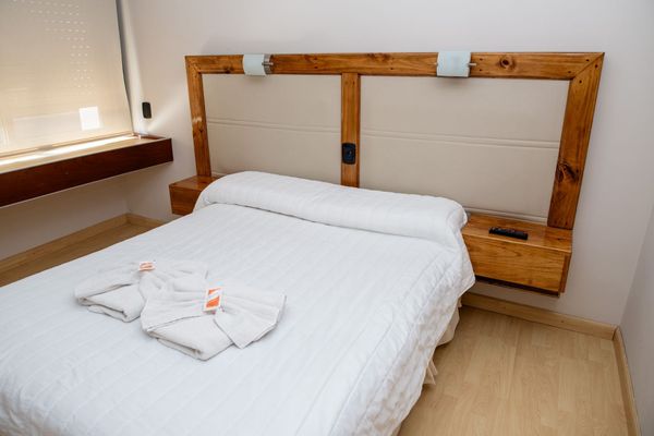 DEPARTAMENTO PARA 5 PERSONAS CON CAMA MATRIMONIAL EN UNA HABITACION Y EN LA OTRA HABITACION 2 CAMAS Y 1 EN EL HAAL