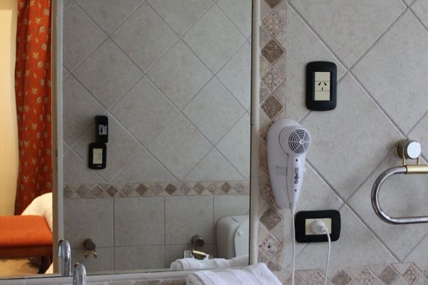 Baño amplio. Bañera con hidromasaje. Amenities. Secador de pelo