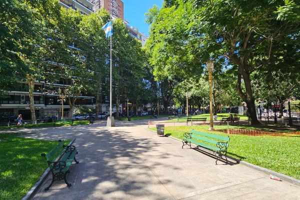 Depto 2 ambientes sobre calle Azcuénaga, Recoleta