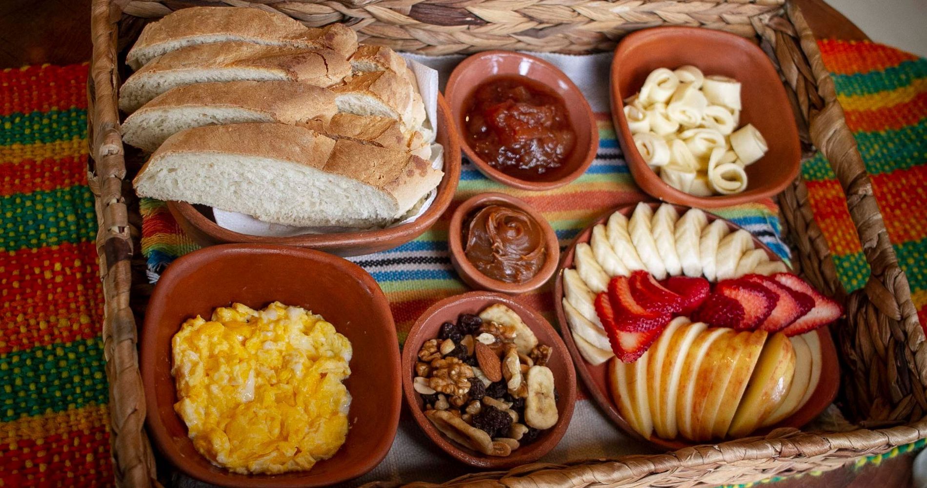 DESAYUNO REGIONAL INCLUÍDO, CON QUESOS REGIONALES, DULCES CASEROS, FRUTAS DE ESTACIÓN, PAN DE CAMPO O SIN TACC, FRUTOS SECOS Y HUEVOS REVUELTOS SERVIDOS A LA HABITACIÓN