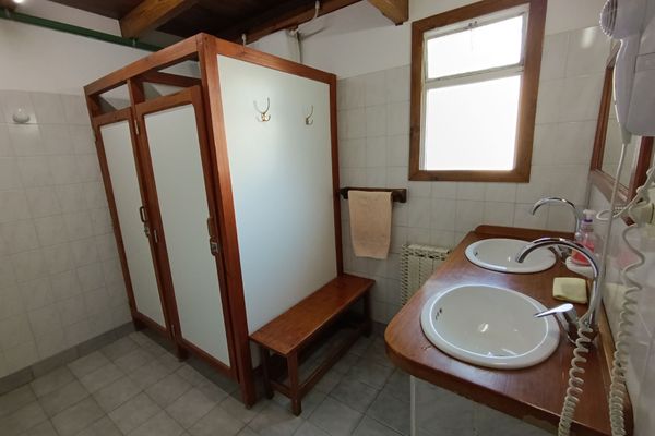 Cama en dormitorio mixto compartido