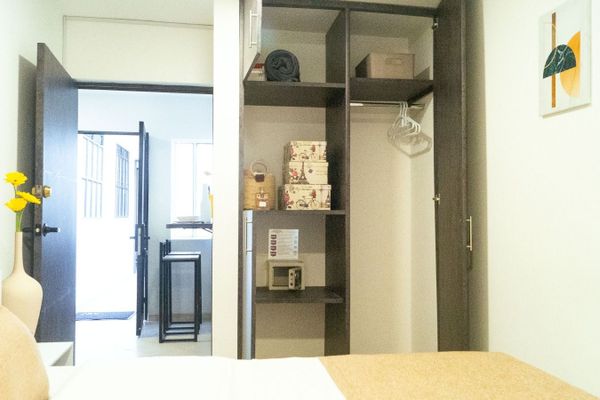 En nuestras encantadoras habitaciones te espera más que una cómoda cama y un tv inteligente. Nuestro amplio closet es la solución perfecta para mantener tus pertenencias organizadas y espacio despejado. Suficiente espacio para guardar tu equipaje.