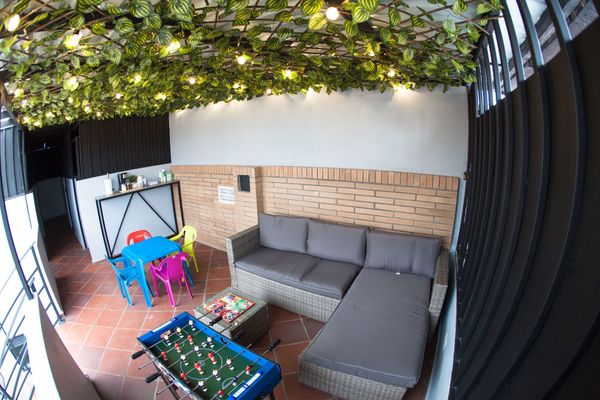 Oasis de diversión, relajación  y convivencia para nuestros huéspedes de todas las edades. Disfruta de una taza de café caliente mientras compartes una charla amena con tus seres queridos. Contamos con una sala y decoración acogedora.