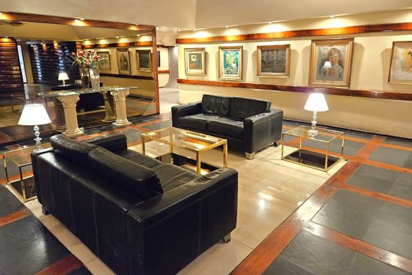 Monoambiente con pequeño patio privado sobre Avenida Santa Fe, Palermo [Edificio Mediterraneo]