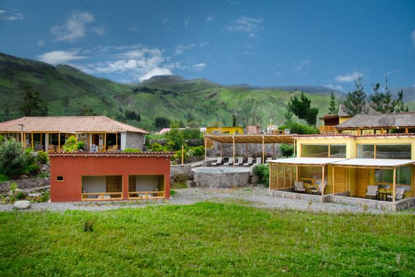 HABITACIÓN DELUXE CUADRUPLE KING + TWIN CON VISTA A LA MONTAÑA