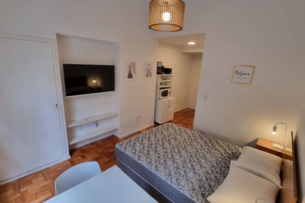 Depto monoambiente sobre Paraguay, Recoleta 