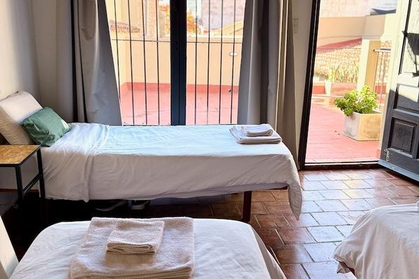 Desde este ángulo se aprecia la conexión entre la habitación y la terraza, un espacio ideal para tomar aire, disfrutar del sol o relajarse al finalizar el día.